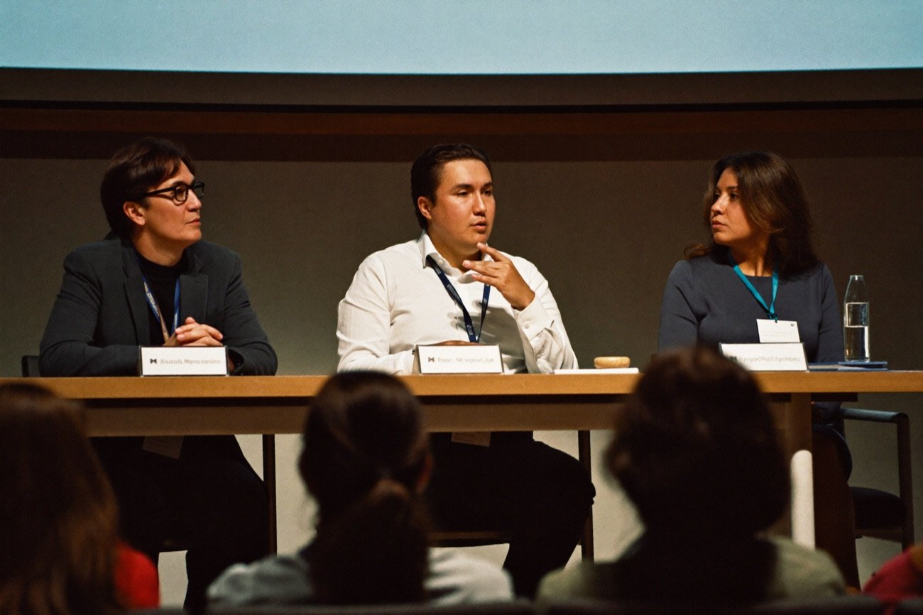 Panel de análisis político durante una sesión del instituto